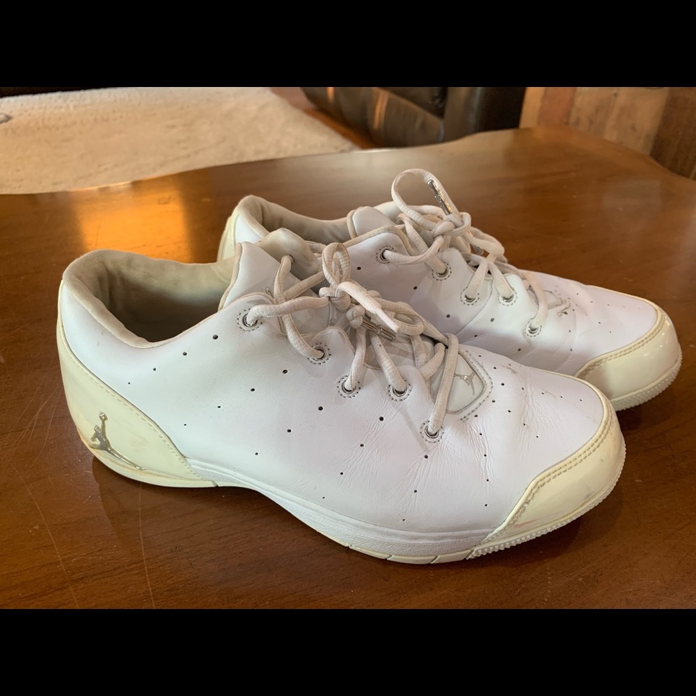 Men’s 8 Jordan’s low rise basketball shoes